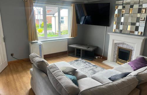 Cosy 4 bedroom holiday let Stevenage 22mins from London on the train - Foto 14