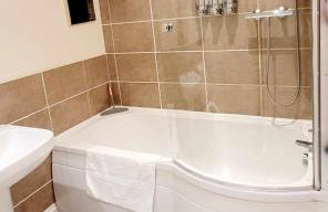 Apartment 4 - striking, 2 bedroom luxury apartment - close to town, mainline rail & theatre - Photo 17