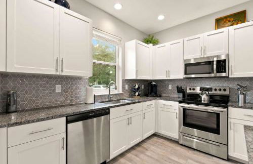 Canopy Couplet - 2 Upscale Condos by Main St - Foto 11