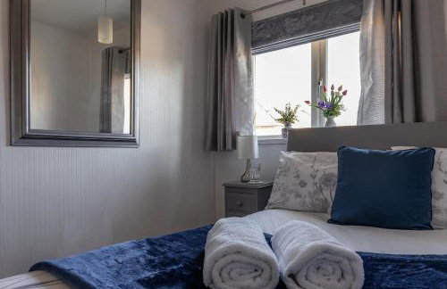 Clicketts - 3-Bedroom, Full Entire House, Sleeps 6 guests, Free wifi, Street Parking, Smart TV, Basildon, Essex London - Foto 11