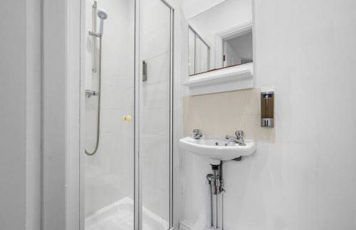 Cosy well-connected 3-bed house - Photo 26