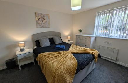 Large Modern House With Private Parking - Photo 130