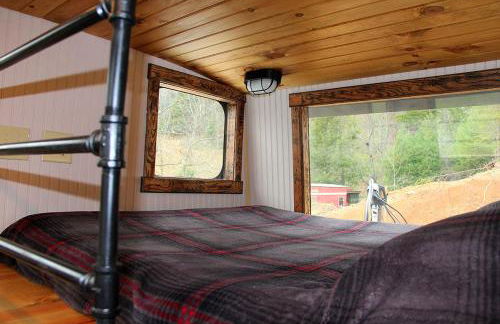 Glamping Caboose Rental Perfect for Families near Clyde, North Carolina - Foto 12