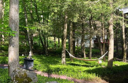 Romantic Pocono house - stream, lake, beach, pool, firepit - Foto 19