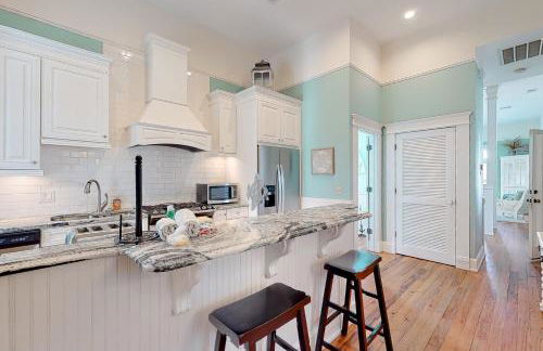 Charleston-style cottage w/ lovely decks, steps to the beach & pools - Foto 11