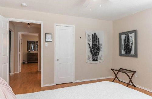 Escape to a Restored 1920s East Waco Bungalow - Photo 12