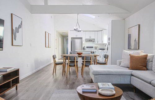 Bright & Charming 3BR Home 10 Mins from Venice Beach - Foto 2