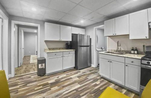 Bright 2BR Apartment in Stamford - Photo 8