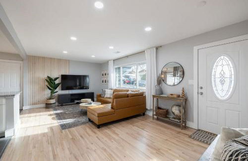 Light-filled retreat w hot tub & firepit - Foto 16