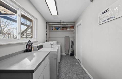 2nd Floor, Corner unit ft. King Bed - Workspace - Foto 4