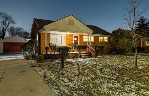 Elegant Oasis 4 Bedroom Home Away from Home - Photo 26