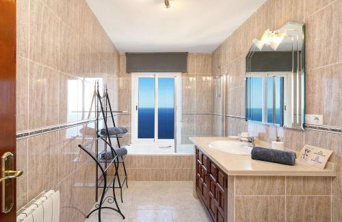 Breathtaking Seaside Villa with Heated Saltwater Pool & Panoramic Terraces - Foto 19