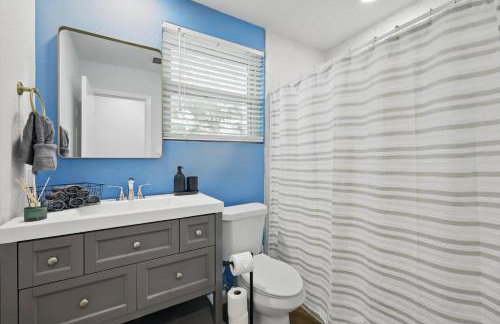 5BR w Pool, Golf Simulator, Game Room & EV Charger - Foto 31