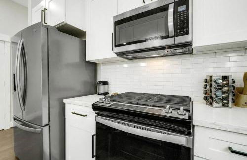 Gray Lux Hse 3BR 3 and half Ba MedCenter DownTWN HotTub - Photo 57