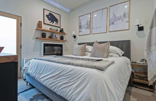 Stylish King Suite-FP-Hot Tub-Walk to All In OT - Foto 1