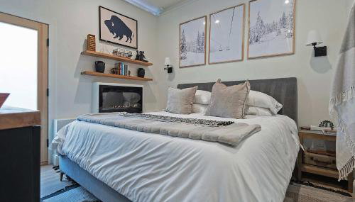 Stylish King Suite-FP-Hot Tub-Walk to All In OT - Foto 1