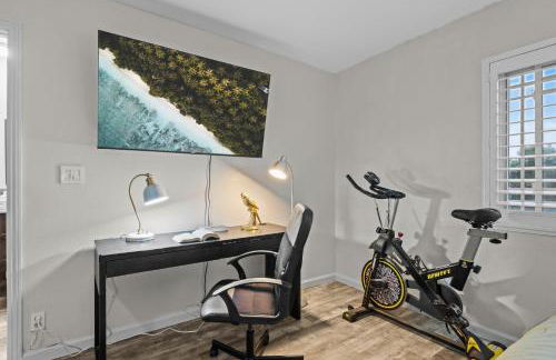 Entire Private Home with 4 Bedrooms 2 Bathrooms, 6 Beds, Hot Tub, King Bed, 6 Parking, Big Yard, Available Now - Foto 41