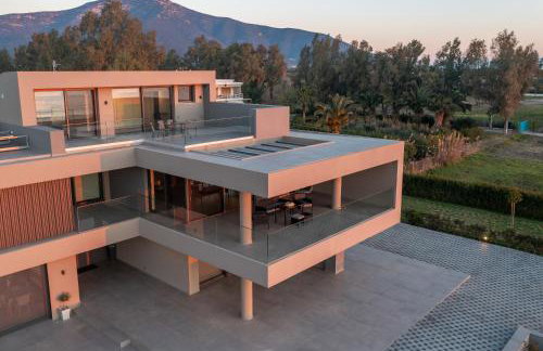 Sun and Sea Apartment - Beachfront, 2 Bedrooms with Sea View & Garden - Photo 1