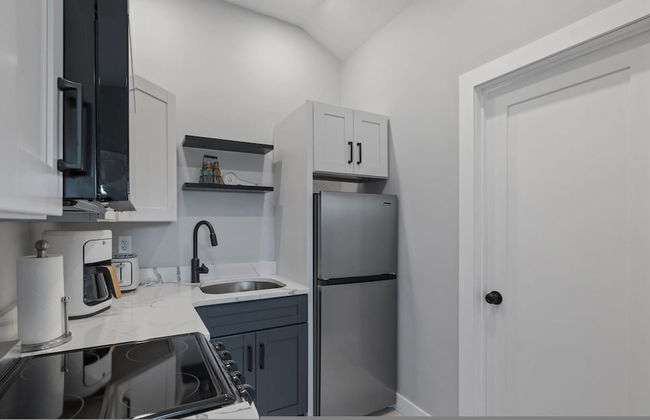 Modern Condo Perfect For Winter Rental - Photo 4