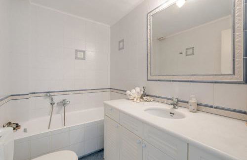 Beachfront Modern Apartment - Photo 21