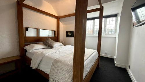 One-Bedroom flat in Cheam Village - Photo 2