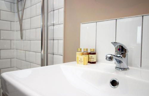 LUXURY 4 Bedroom 4 Ensuite Home in Penarth (Pool Table Games Room & BBQ Garden) with Sea Views - Photo 44