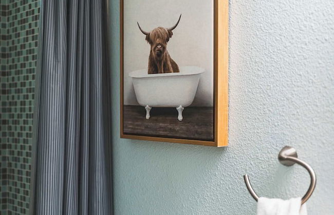 Spacious Retreat w Modern Decor and Private Yard - Photo 44