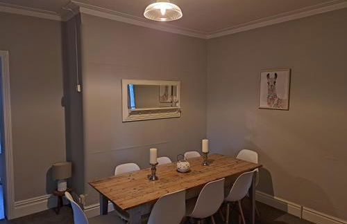 Llandudno apartment, quirky pub with tropical beer garden - Foto 6