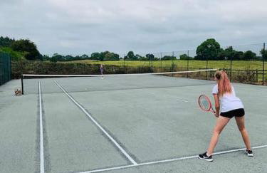 The Granary at Pentregaer Ucha, tennis court & lake. - Foto 25