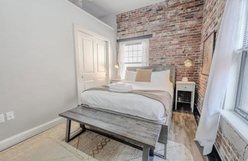 Lavishly Designed Home With Office Close to T - Photo 13