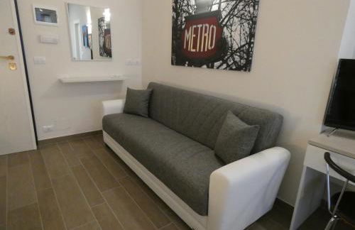 Metro Apartment - Photo 21