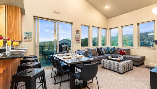 KBM Resorts Crestview Condos Spacious condo near Olympic Park with gas fireplace year-round pool hot tub city wide shuttle access. CVC-308B - Foto 4