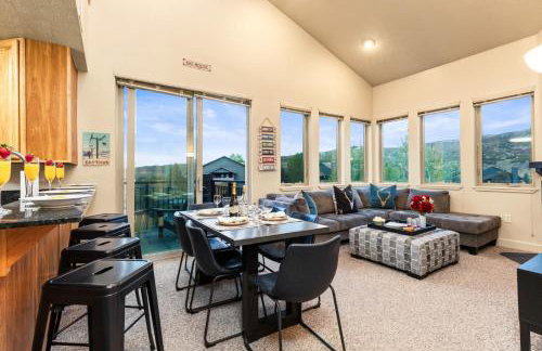 KBM Resorts Crestview Condos Spacious condo near Olympic Park with gas fireplace year-round pool hot tub city wide shuttle access. CVC-308B - Foto 4