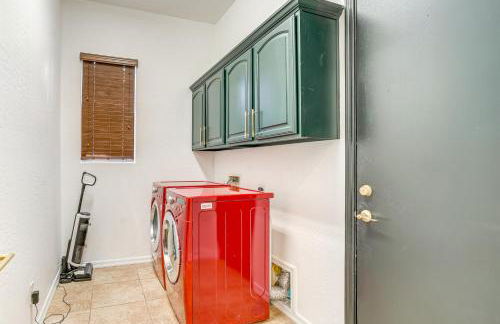 Relax Poolside! Home 6 Mi to Camelback Ranch - Foto 29