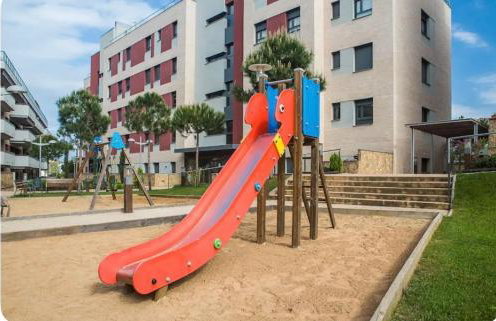 Precioso piso cerca de playa Fenals con 2 piscinas y terraza - Photo 15