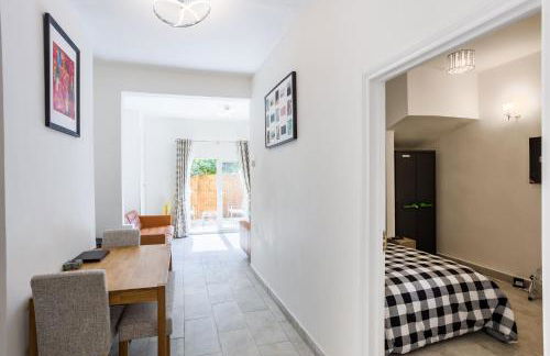 4 bedroom house with Garden, Parking & 3 mins Walking Distance from Train Station - Photo 5