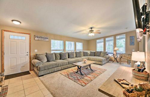 Rustic Escape with Deck, Hot Tub and Mountain Views - Foto 5