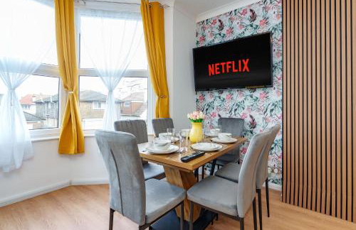 Stylish 3 Bedroom Sea View Apartment -Free Parking- Sleeps 9 - Photo 21