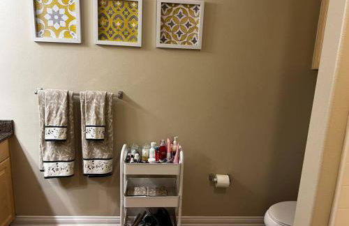 Spacious 1bdrm apartment 10 mins to Cedars-Sinai by car FREE Parking, King bed - Photo 22