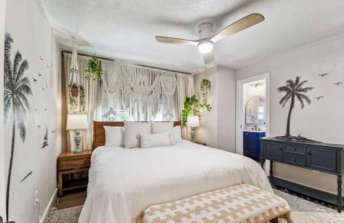 Luxury Home with Hot Tub & Outdoor Oasis blocks from the Beach - Foto 5