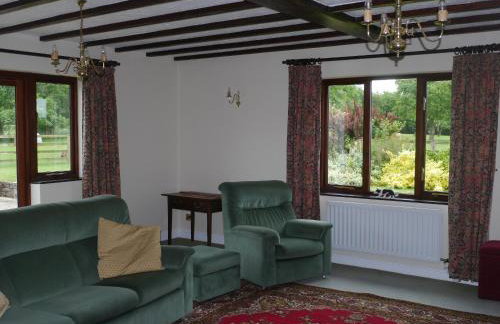 Hilltop Bungalow for a Spacious Country Break - Foto 6