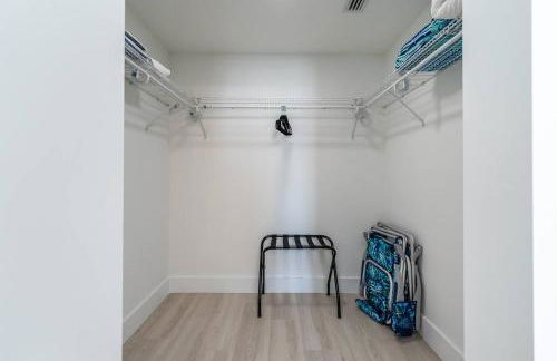 Classy 2BR-2BA Oasis Beach Pool Parking EV Station - Foto 27