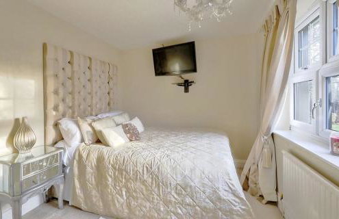 Luxury Stay In Heart Of Nunthorpe by GR Estates - Photo 11