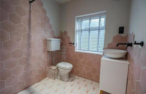 Humberston Avenue Large 4bed - Contractors Welcome & Big Living Area - Photo 26