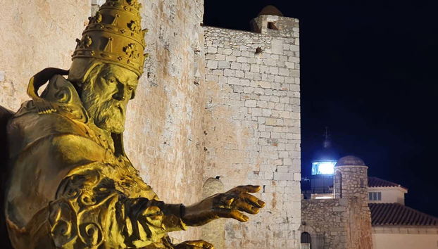 Estátua do Papa Luna em Peníscola