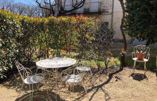 Ulysse, Appartement Spacieux au Centre Historique d'Uzès en rez-de-chaussée avec extérieur, proche parking des Marroniers - Foto 8