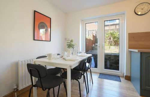 Stupton House, Large 3 Bed House that Sleeps 8 with Full Size Pool Table & FREE Parking - Hosted by Stay Host Save - Foto 30