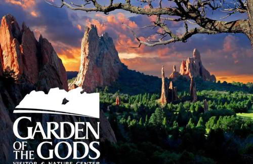 Rustic cabin charm w/ hot tub, arcade basketball - Foto 19