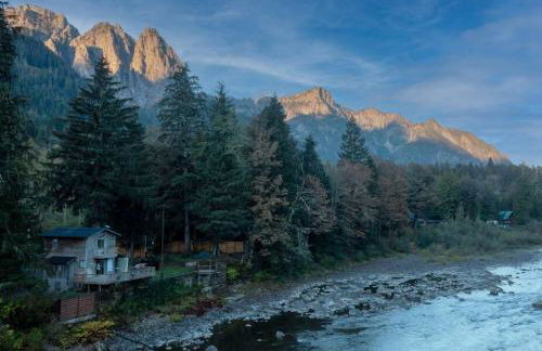 Riverfront Retreat Hot Tub Sauna Yard Gazebo and VIEWS - Foto 5