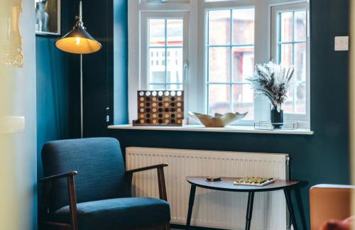 Quaint Georgian house with Parking & Huge Garden 10 mins walk from town - Photo 6